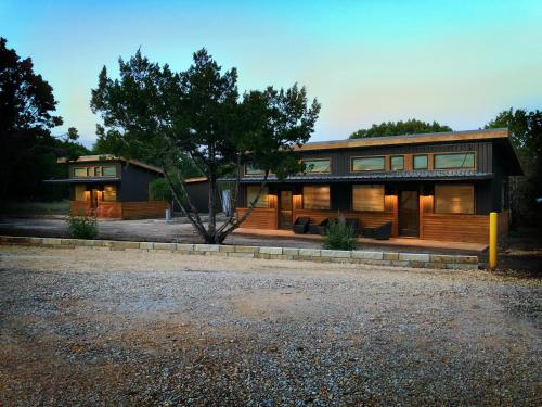 Green Acres Cottages - Luckenbach Suite - image 2