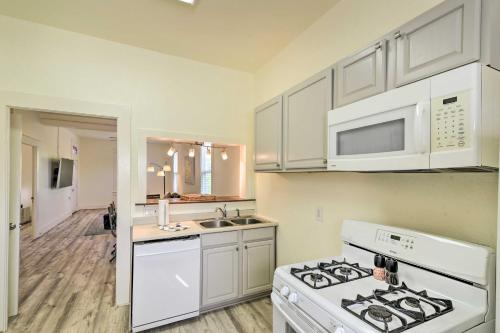 Galveston Getaway half Mi to Beach and Seawall! - image 8