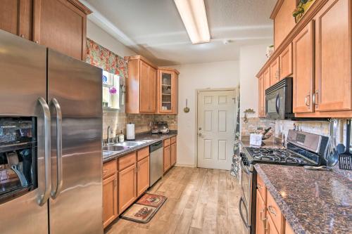 Pelican Cottage with Grill half Mi to Seawall! - image 2