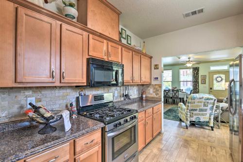Pelican Cottage with Grill half Mi to Seawall! - image 4