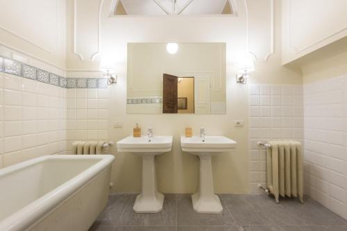 4bdrm elegant apartm in Private Estate, shared Swimmingpool, Maze Garden, Florence (photo 4)