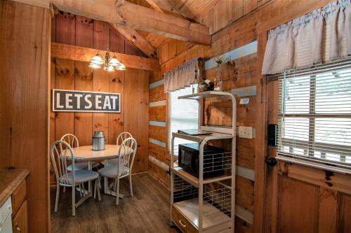 Champagne Dreams Cabin - image 5