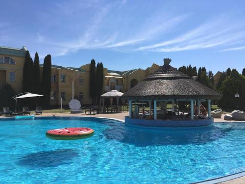 Mediterran Apartman with Pool – khách sạn tại Fokihegy