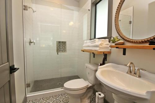 Green Acres Cottages - Wimberley Suite - image 3