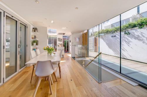 Veeve - Lightwell Luxury in Ladbroke Grove