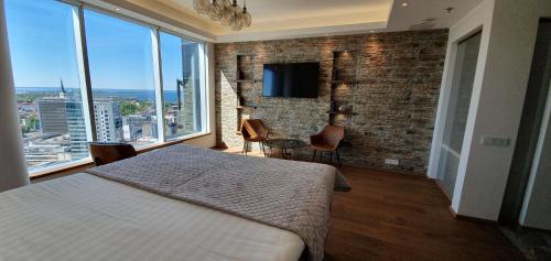 Skyview Suite - Breathtaking Views From Bed and From Jacuzzi. City Center Skyscraper Upper Floors, Tallin (foto 2)