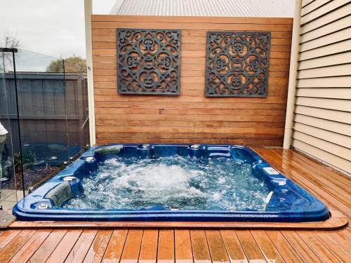 Spa, Charming period cottage with a picturesque garden in Phillip Island