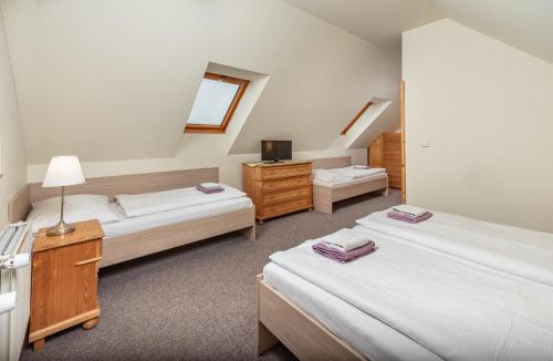 4 twin beds