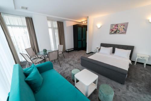 1 queen bed, 1 sofa bed