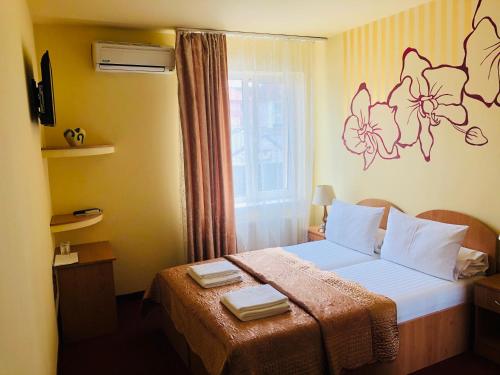 Standard Twin Room image 5