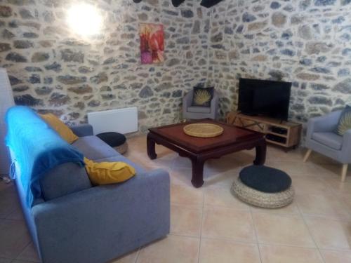 Maison de charme 3 étoiles dans les Cévennes avec terrasse et piscine privée (Maison de charme 3 etoiles dans les Cevennes avec terrasse et piscine privee) in Cros