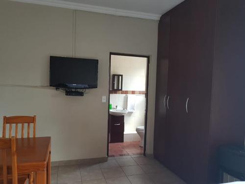 Apartment with Pool View  image 4