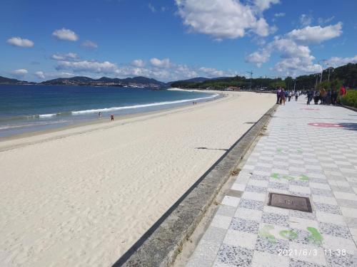  Piso con aparcamiento cerca de playa Samil, Pension in Vigo