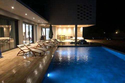 Le Petit Pinarello, Villa 5 étoiles pour 10 personnes, piscine chauffée, plage à 200m gîte à louer Mangialla