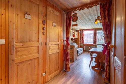 One-Bedroom Apartment image 8