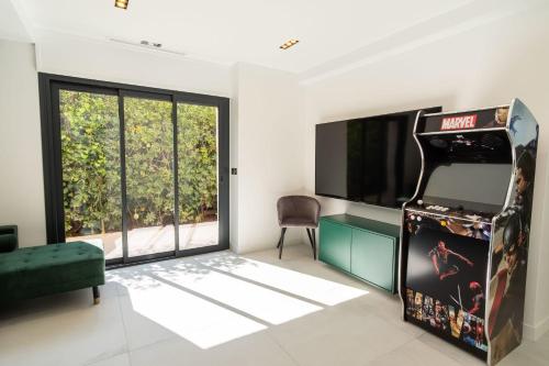 Cannes Petit Juas Exclusive Villa 6 BR 6 baths Heated Pool Hammam Sauna gîte à louer Cannes