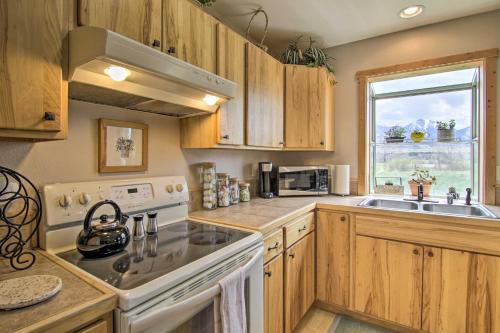 Airy Emigrant Townhome with Sweeping Mtn Views! in Emigrant, USA