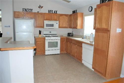 Luxury 5-Bed Villa, located only 3 miles from Disney World thumb 3