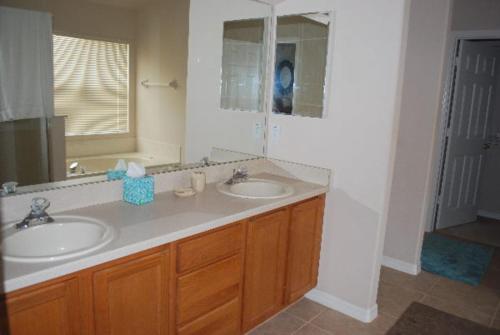 Luxury 5-Bed Villa located only 3 miles from Disney World - image 8