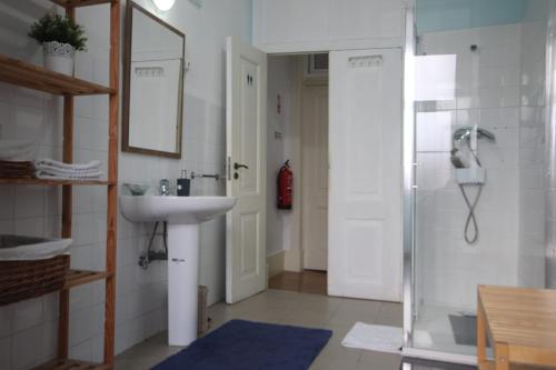 Private single room in central Lisbon with No Outside Window