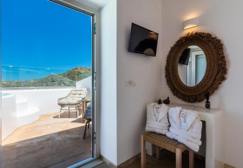 balkon/terras, Geomilos Deluxe Rooms in Milos Island