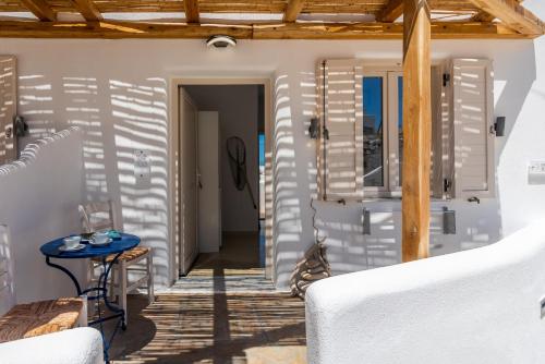 Entree, Geomilos Deluxe Rooms in Milos Island