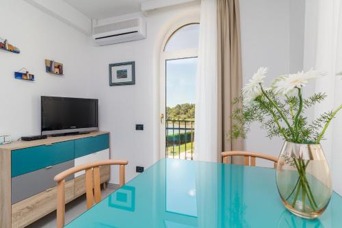 One-Bedroom Apartment with Balcony and Sea View (2 Adults)