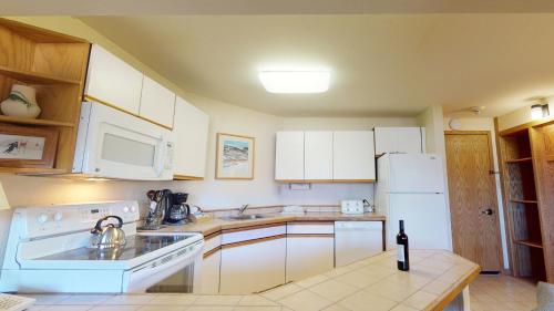 Laurelwood Condominiums 107 thumb 4