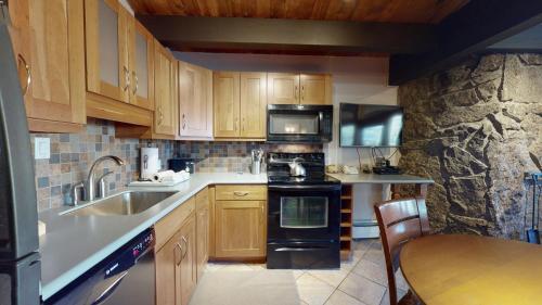 Laurelwood Condominiums 310 secondary