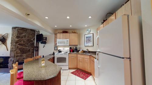 Laurelwood Condominiums 406 thumb 2