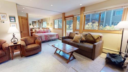 Laurelwood Condominiums 406 thumb 3