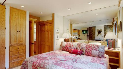 Laurelwood Condominiums 406 thumb 4