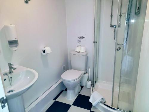 Double Room with Bathroom image 5