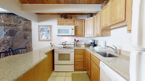 Laurelwood Condominiums 415 thumb 4