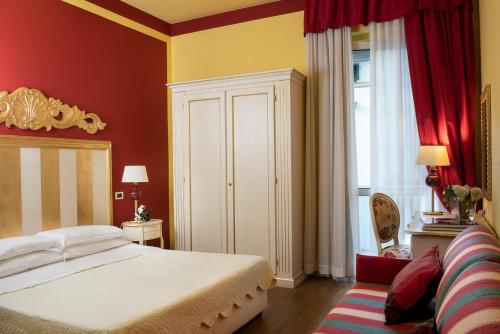 1 queen bed, 1 twin bed