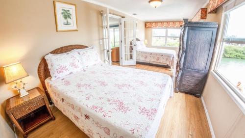 1 king bed, 2 double beds