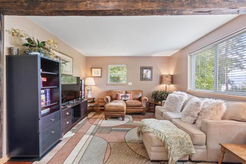 Bottle Bay Cabin - main image