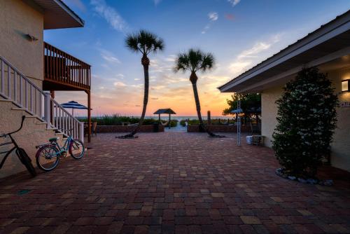 Létesítmények, Suntan Terrace in Laurel (FL)