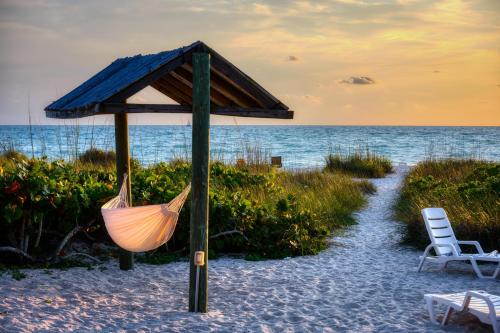 Strand, Suntan Terrace in Laurel (FL)