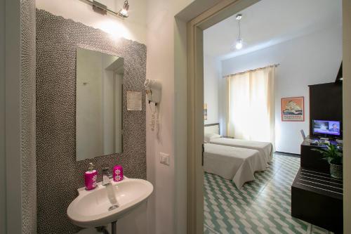 Double or Twin Room image 9