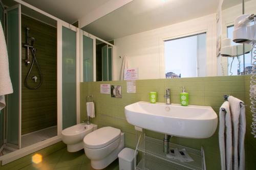 Double or Twin Room image 5