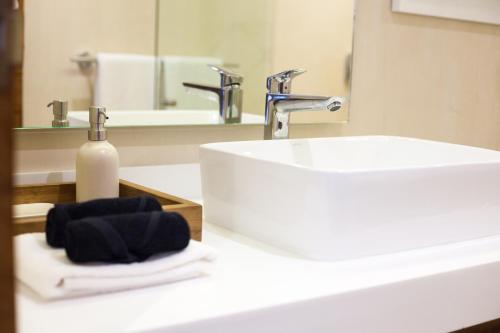 LAGUNAS CENTRAL PARK High tech studio with backyard / Pool & Gym at condo! 2 pax - Tap to explore photos