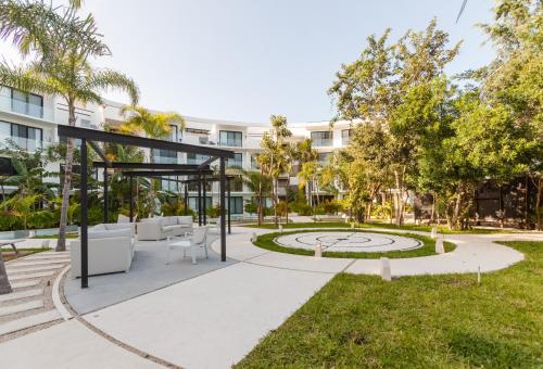 LAGUNAS CENTRAL PARK High tech studio with backyard / Pool & Gym at condo! 2 pax - Tap to explore photos