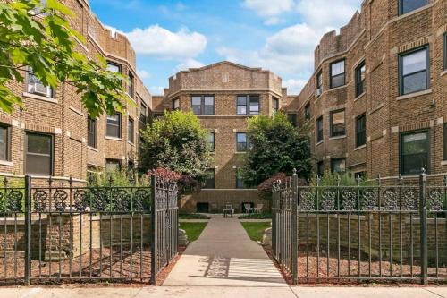 Upgraded Cozy 2BR City Apt in Bustling Boystown - image 4