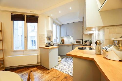 Beautiful Design Apt In Paris Near The Louvre - image 10