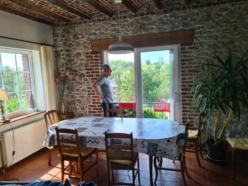Skats, Maison de campagne avec superbe vue panoramique! in Recquignies