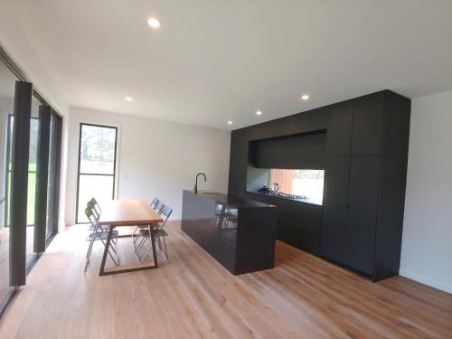 Hinze Dam Luxury Cabin Retreat