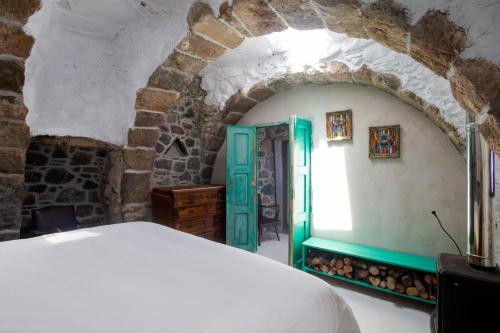 My Old Stone House in a 2 000 sqm private garden with Fab Glamping Tent in Mandraki (Nisiros)