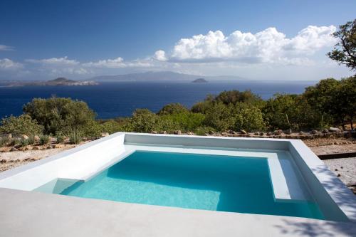 My Old Stone House in a 2 000 sqm private garden with Fab Glamping Tent in Mandraki (Nisiros)