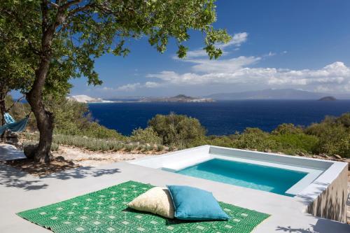 My Old Stone House in a 2 000 sqm private garden with Fab Glamping Tent in Mandraki (Nisiros)